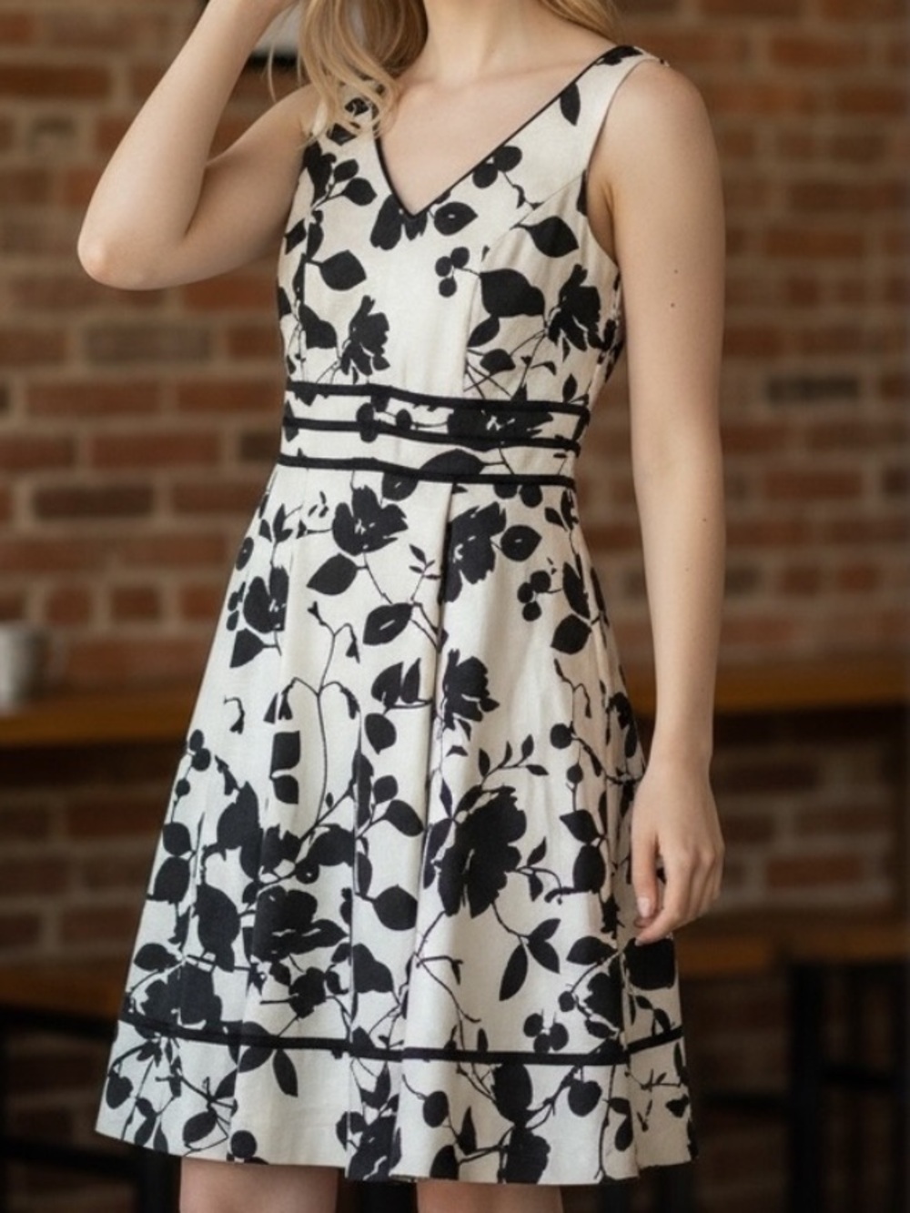 Dressbarn V- neck Sleeveless Fit & Flare Black & Cream Floral Print Dress Size 4